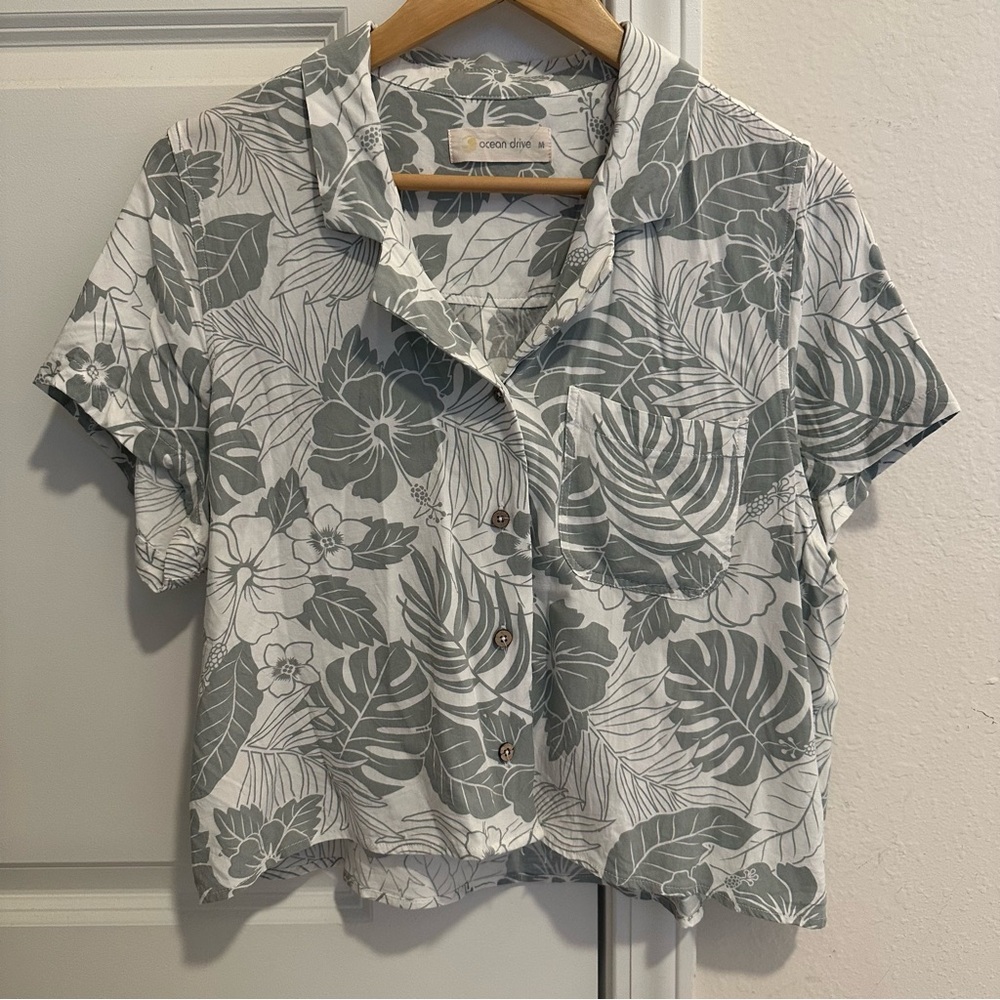 Ocean Drive Tropical Women’s Button Down - Picture 3 of 6
